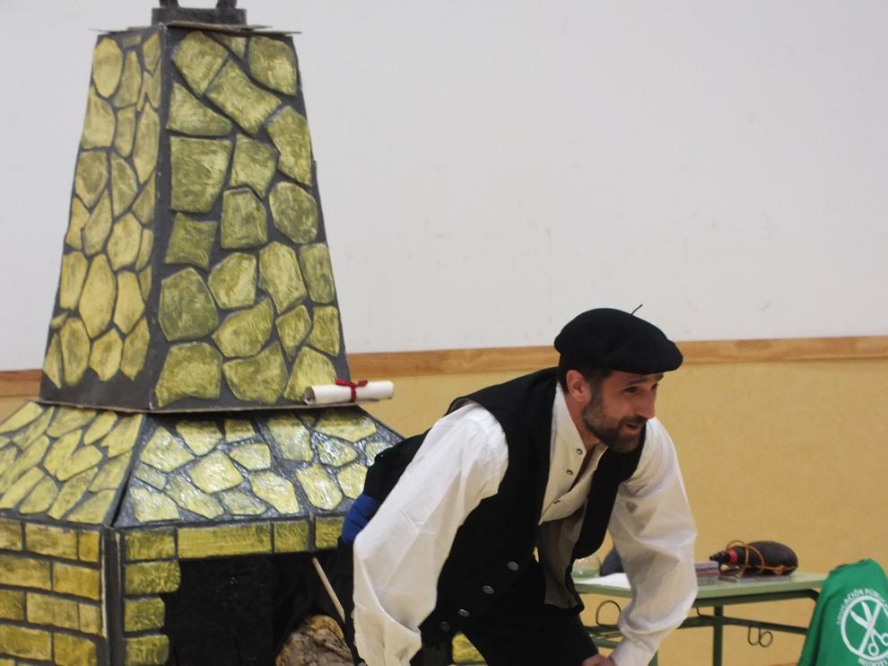 La tronca de Navidad es cada vez más popular. En la imagen, una representación en un colegio de Cadrete (Zaragoza).