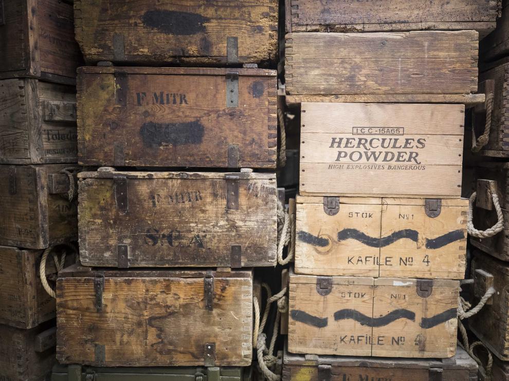 Cajas de municiones y pólvora en el Museo de la Batalla del Ebro.