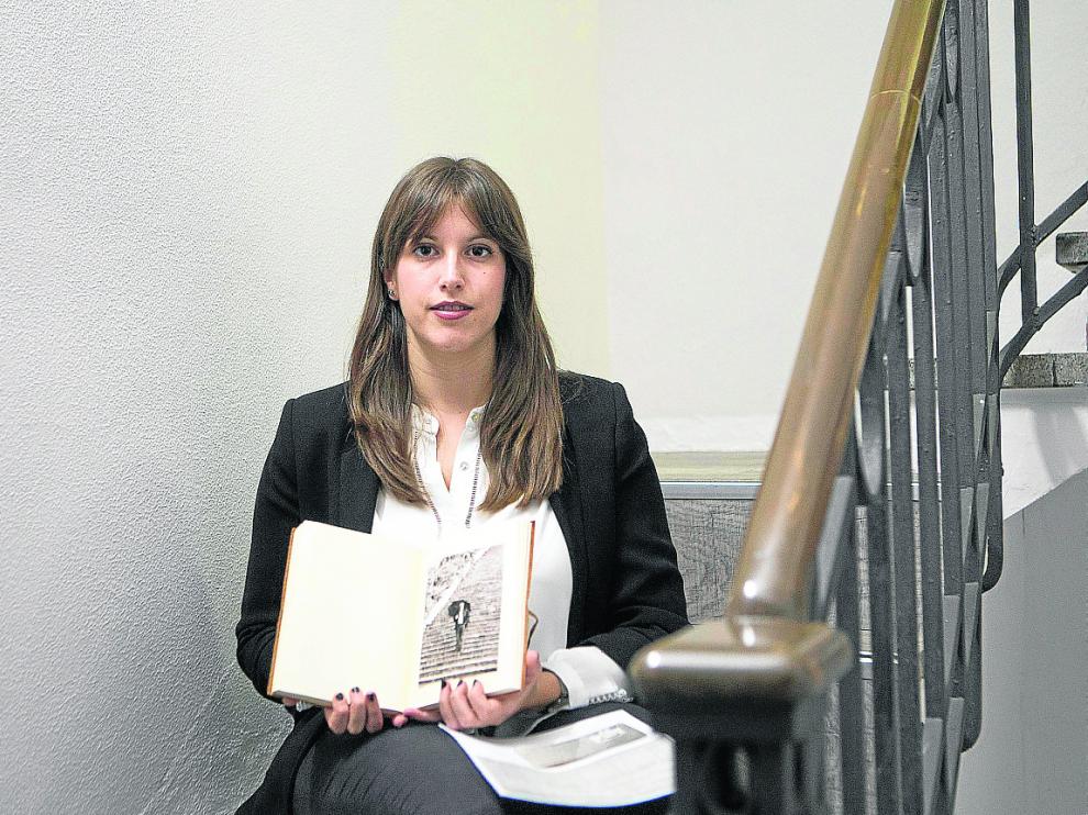 Judith Miralles muestra una foto de su abuelo en la escalera de paracaidistas de Mauthausen.