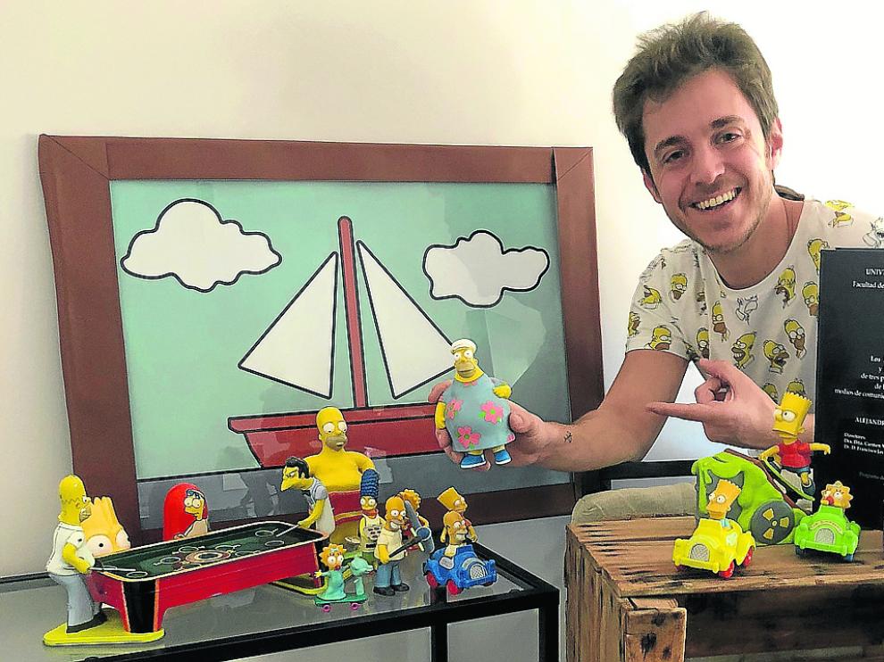 Lalo Tovar, con su tesis y un pequeño bodegón de los personajes de la serie.