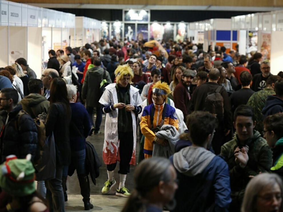 Dos asistentes, vestidos como personajes de 'Naruto', pasean por el salón