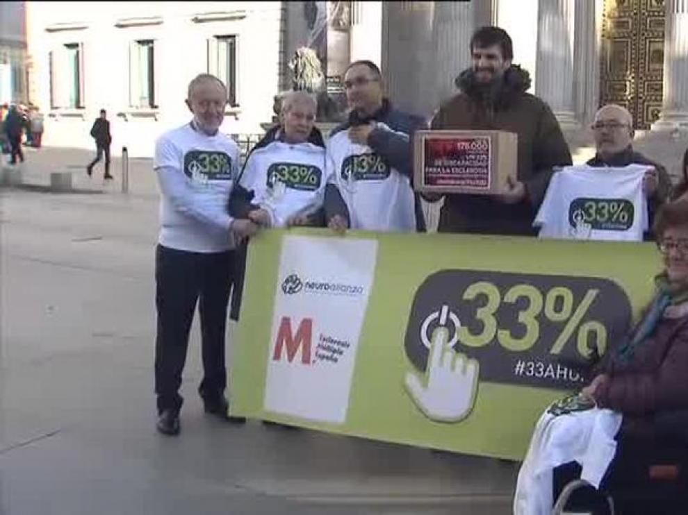 Enfermos de esclerosis entregan 175.000 firmas para reclamar una discapacidad del 33%