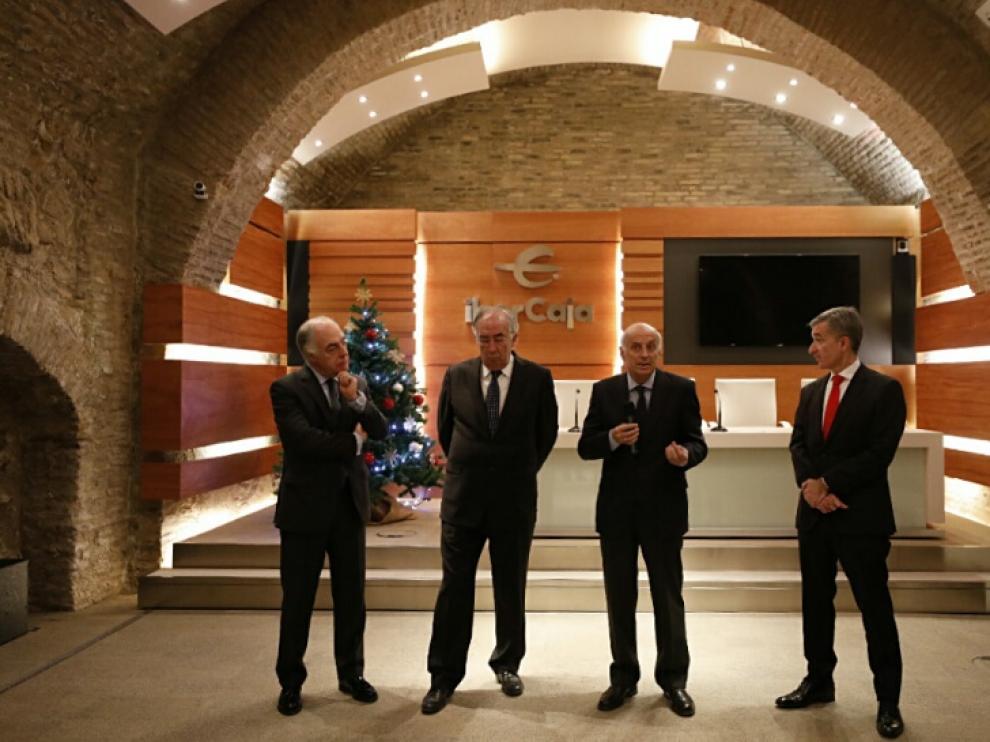 El equipo directivo de Ibercaja, en la tradicional copa de Navidad, con los medios de comunicación