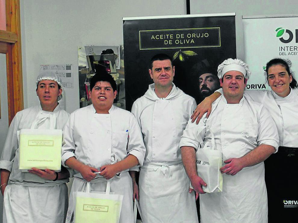 Los alumnos de hostelería del IES_Juan de Lanuza, de Borja, posan con la cocinera María Jiménez tras la clase que dio en el centro.
