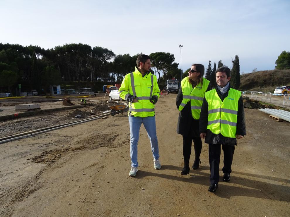 El alcalde, Luis Felipe, y la concejala, María Rodrigo, durante su visita a las obras de reurbanización del entorno del cerro de San Jorge y de El Alcoraz