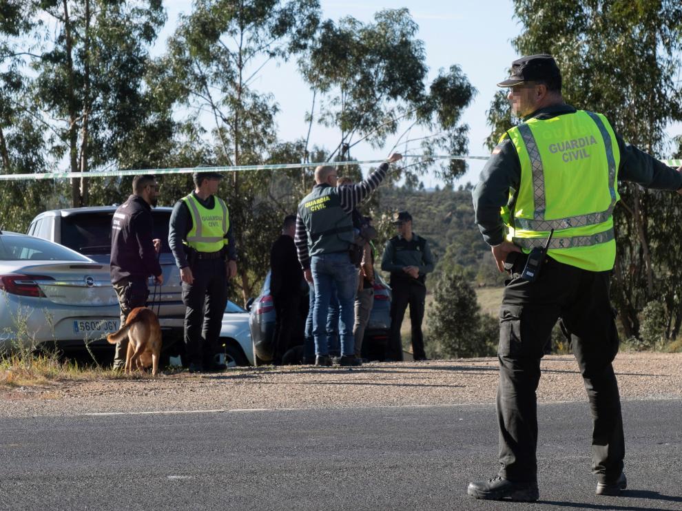 Miembros de la Guardia Civil inspeccionado el lugar donde fue encontrada.