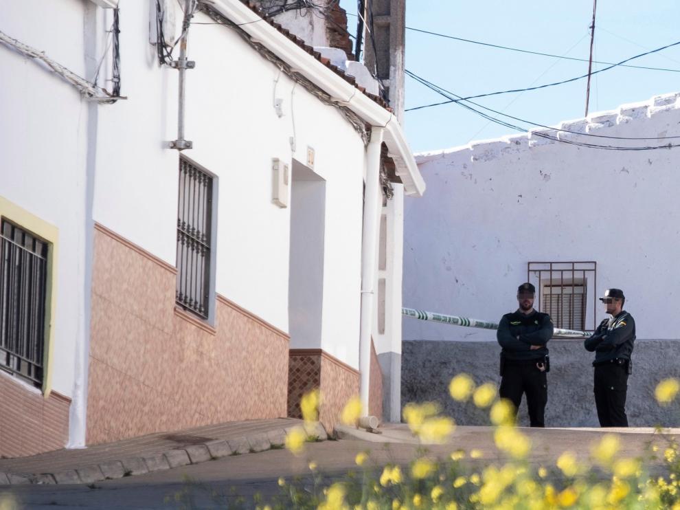 Efectivos de la Guardia Civil custodian la vivienda de la joven zamorana.
