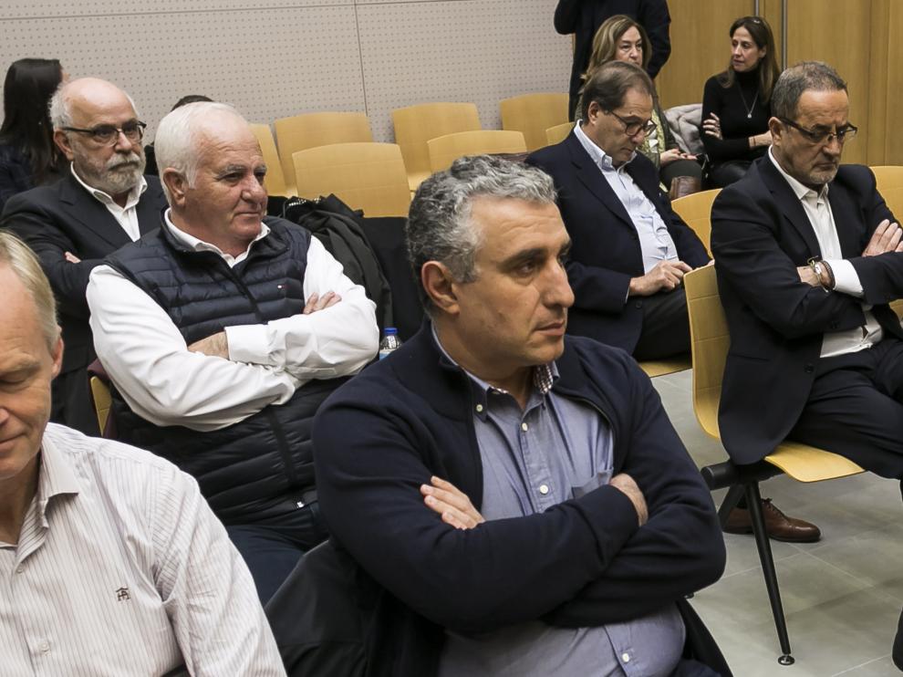 Carlos Esco (arriba a la izquierda) y Agapito Iglesias (derecha), en un banquillo cada vez más vacío.