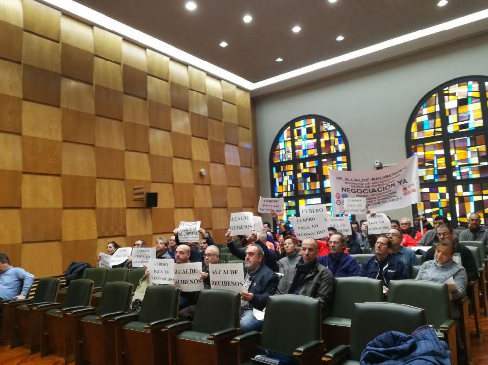Los trabajadores de las brigadas de Arquitectura, en su protesta de la comisión de Servicios Públicos de hoy.