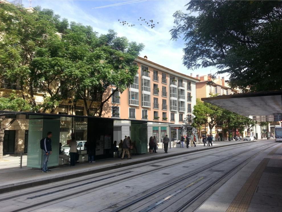 Las viviendas se encuentran junto a la parada del tranvía.