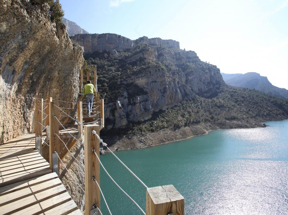 Pasarelas en el congosto de Mont Rebei, que se ve desde esta ruta.