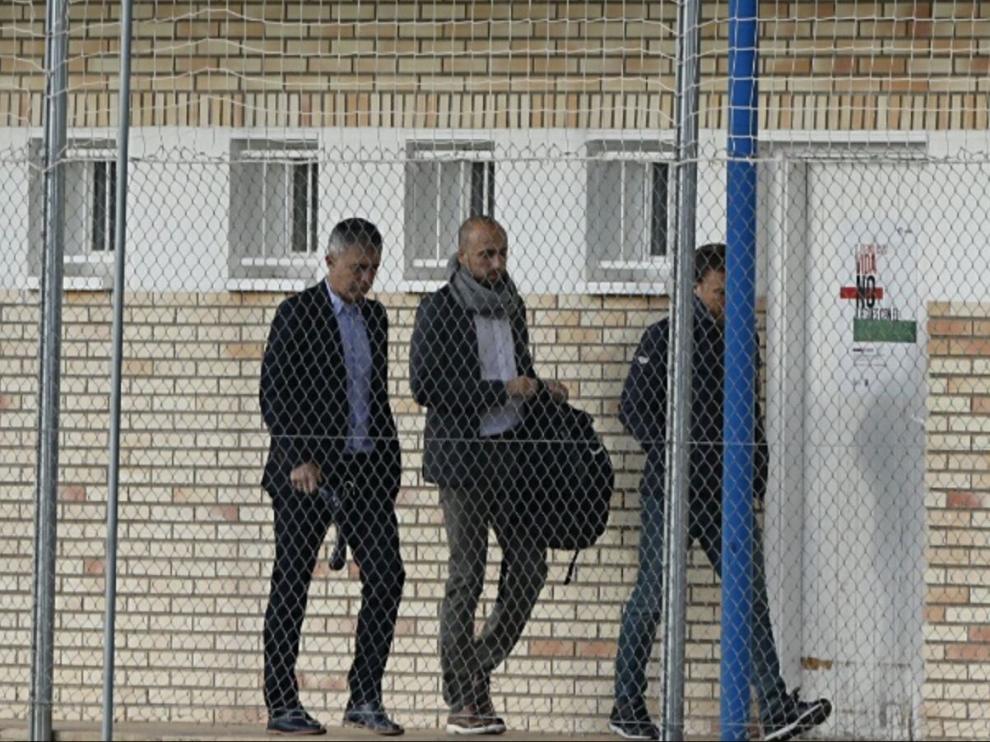 Lucas Alcaraz, junto a su ayudante, Jesús Cañadas, y al delegado, Alberto Belsué, caminan por el pasillo de vestuario de la Ciudad Deportiva tras decir adiós a la plantilla.