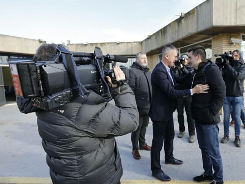Lucas Alcaraz, despidiéndose de los periodistas en la mañana de este martes en la Ciudad Deportiva del Real Zaragoza.
