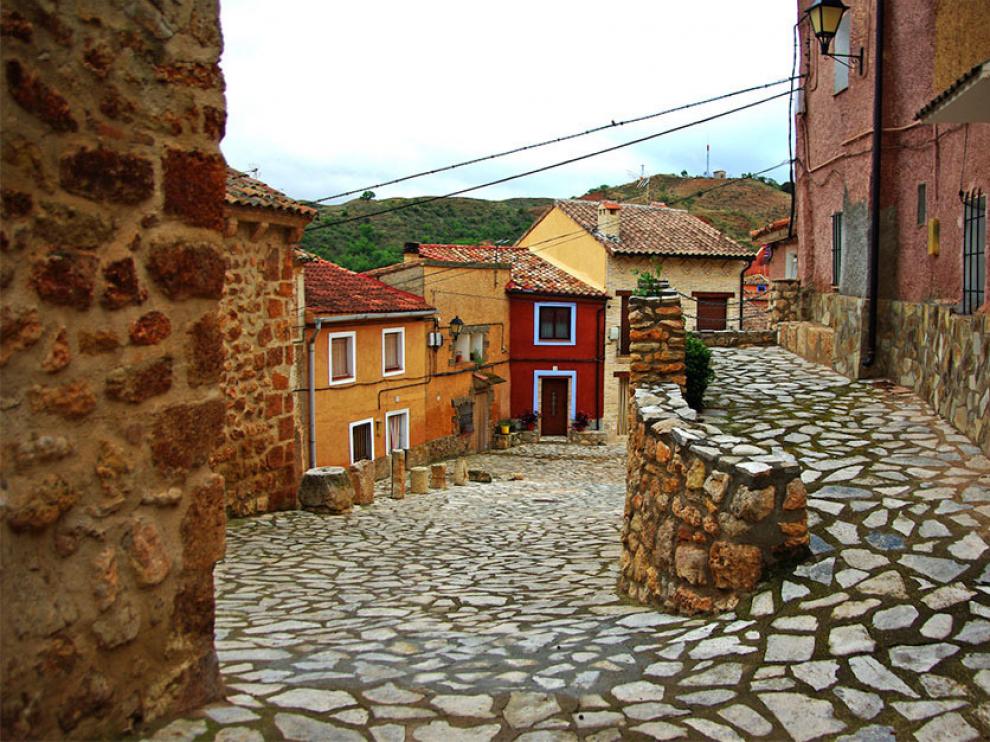 Una calle empedrada de la localidad zaragozana de Anento.