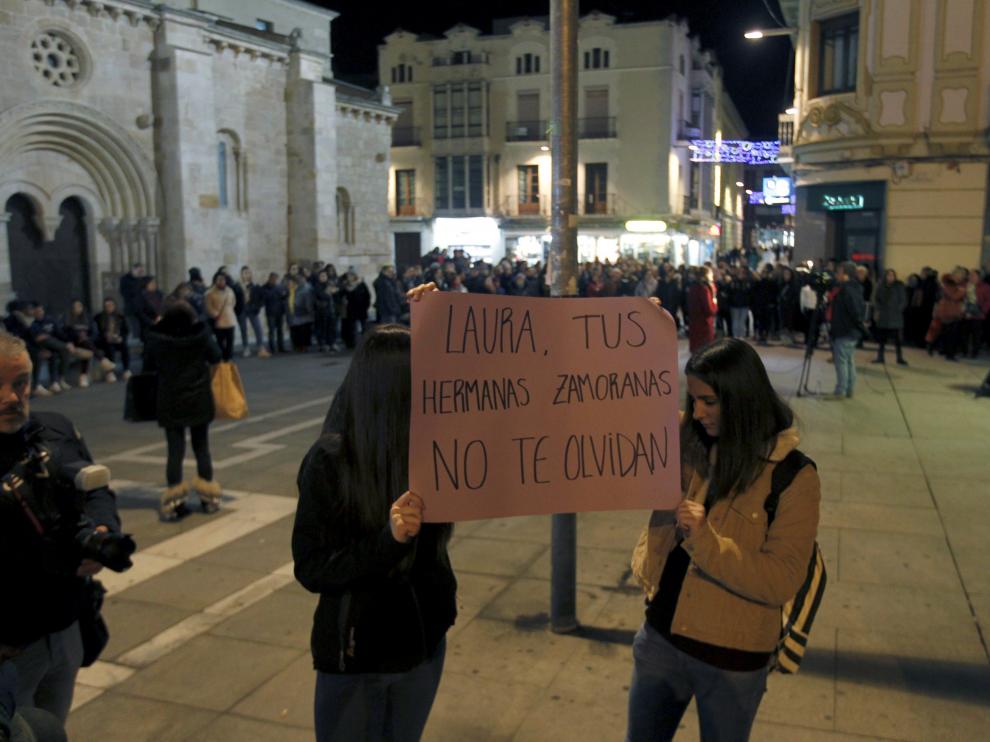 imagen de la concentración que tuvo lugar en Zamora en repulsa de lo sucedido.