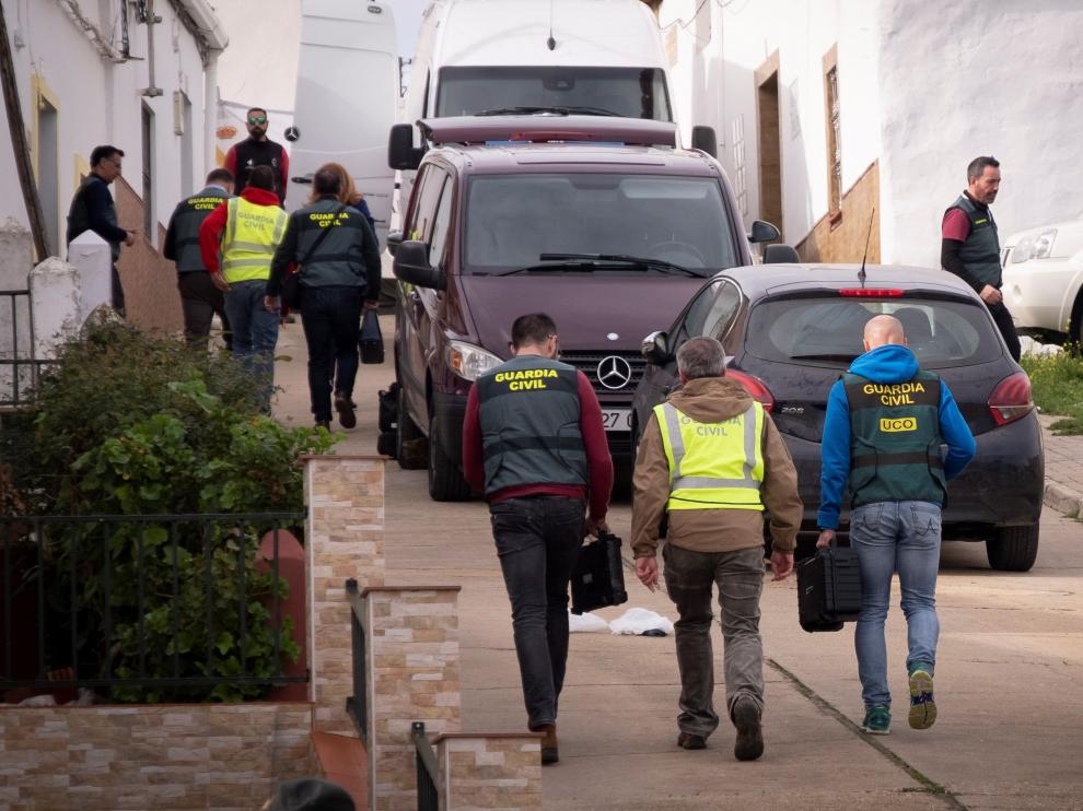 Inspección de la vivienda del detenido por el asesinato de Laura.