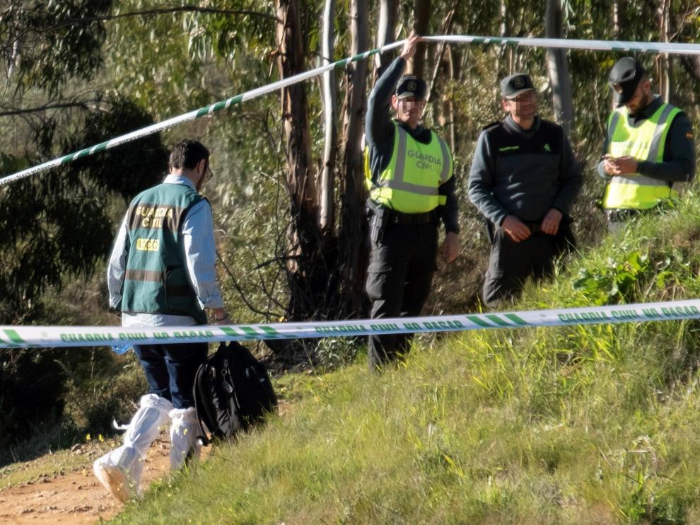 El cadáver de Laura se encontraba en las inmediaciones de la N-435 y del mismo alertó un voluntario que había hallado en las inmediaciones prendas de mujer.