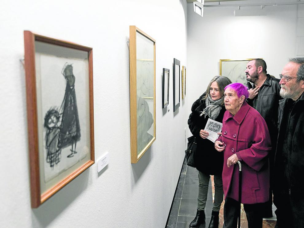 Visitantes de la exposición observan el dibujo de Santiago Lagunas donde retrata a sus hijas.