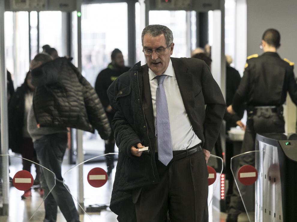 El exgerente de Plaza, Ricardo García Becerril, en los tornos de acceso a la Ciudad de la Justicia de Zaragoza.