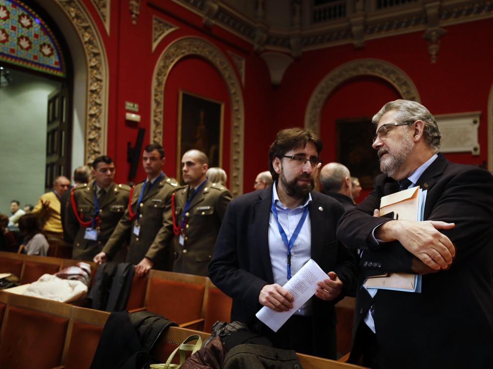 El rector, José Antonio Mayoral, junto al decano de la facultad de Ciencias, Luis Oriol, momentos antes de que diera comienzo el Claustro