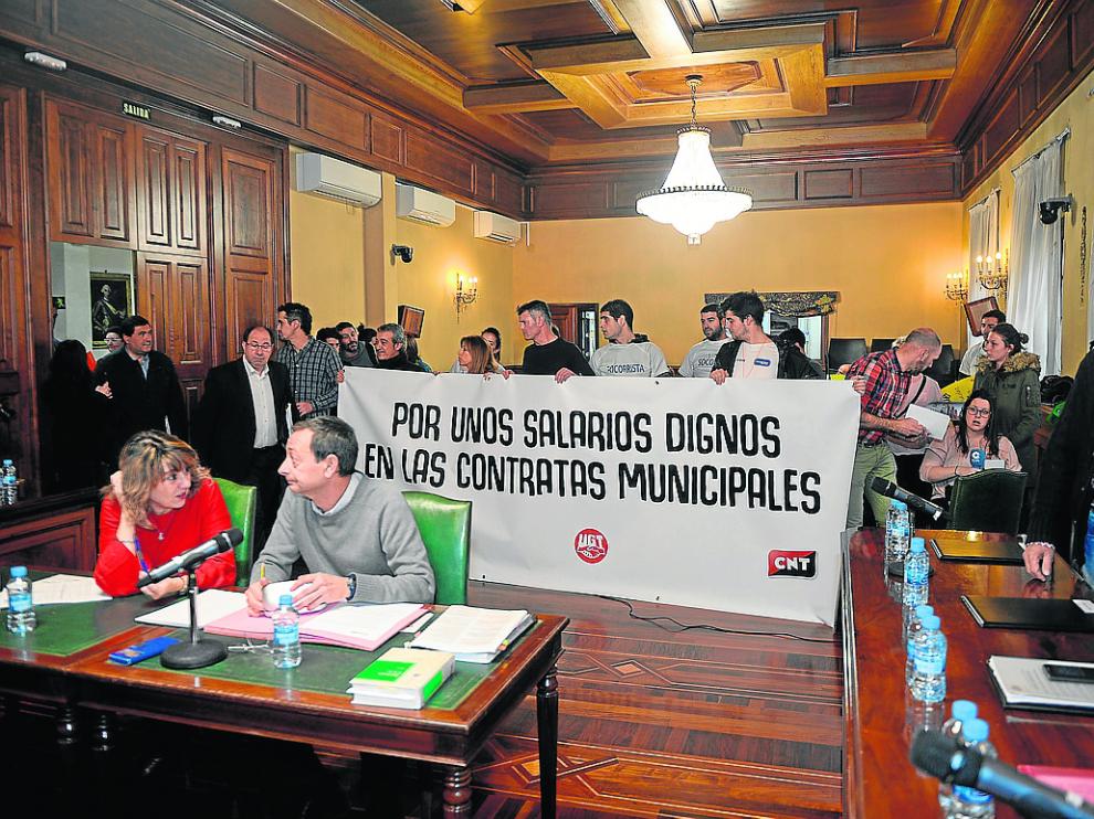 Trabajadores de una subcontrata municipal para servicios deportivos desplegaron una pancarta.