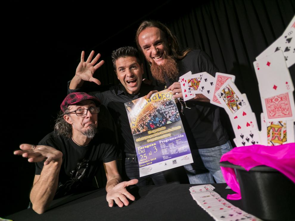 Ismael Civiac (en el centro) y los responsables de El sótano mágico, Pepín y Pepe, presentando el VII festival Zaracadabra