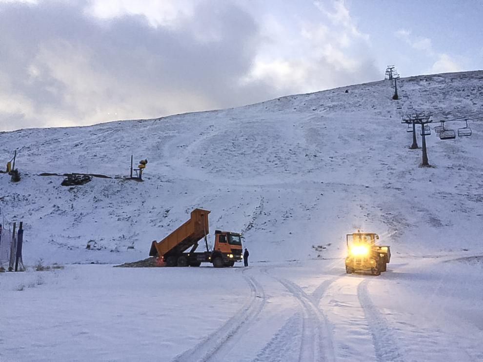 Un camión descargando este miércoles, en la parte más baja, la nieve recogida del parquin de Astún