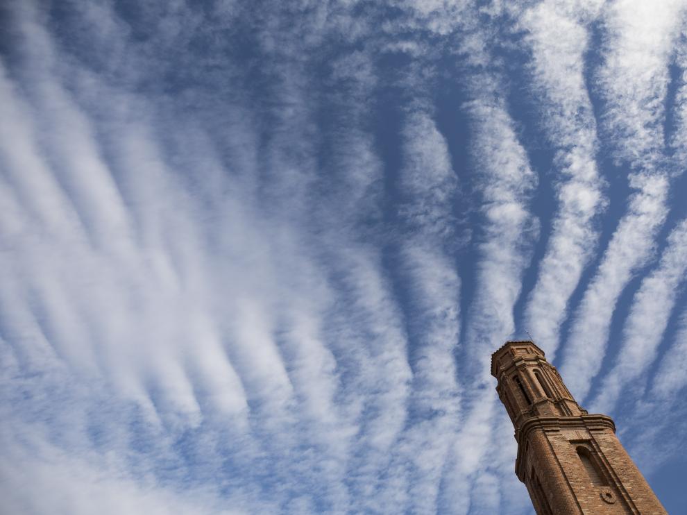 La torre de la parroquia (Invención de la Santa Cruz) se enmarca en el impresionante cielo de Santa Cruz de Nogueras.