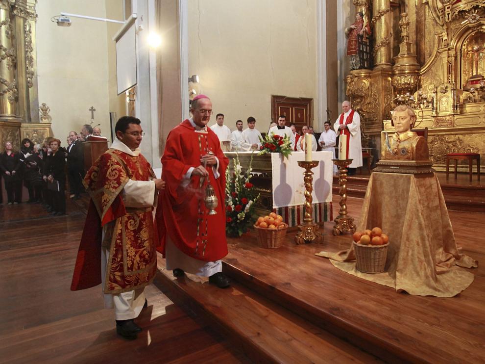 Foto de archivo del obispo Julián Ruiz oficiando una eucaristía en la iglesia de San Vicente, que estaba cedida a los Jesuitas desde 1610