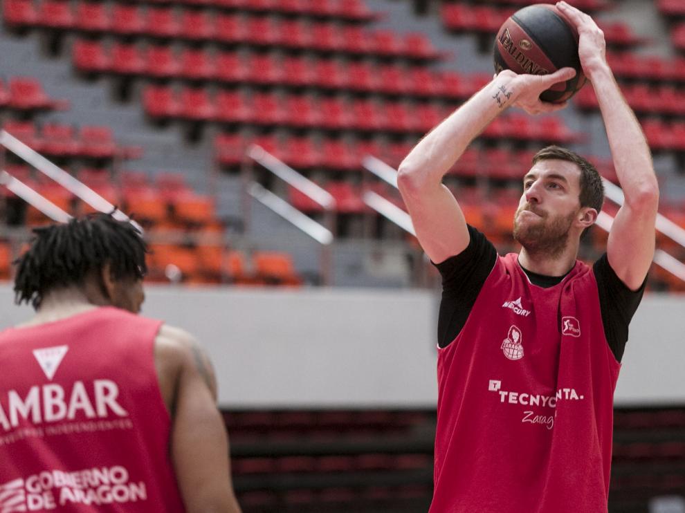 Fran Vázquez ejecuta un lanzamiento, durante un entrenamiento del Tecnyconta.
