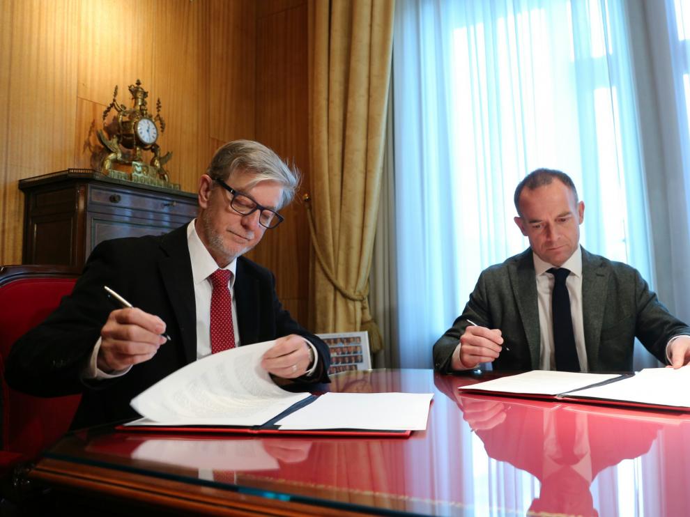 Christian Lapetra y Pedro Santisteve firman el acuerdo.
