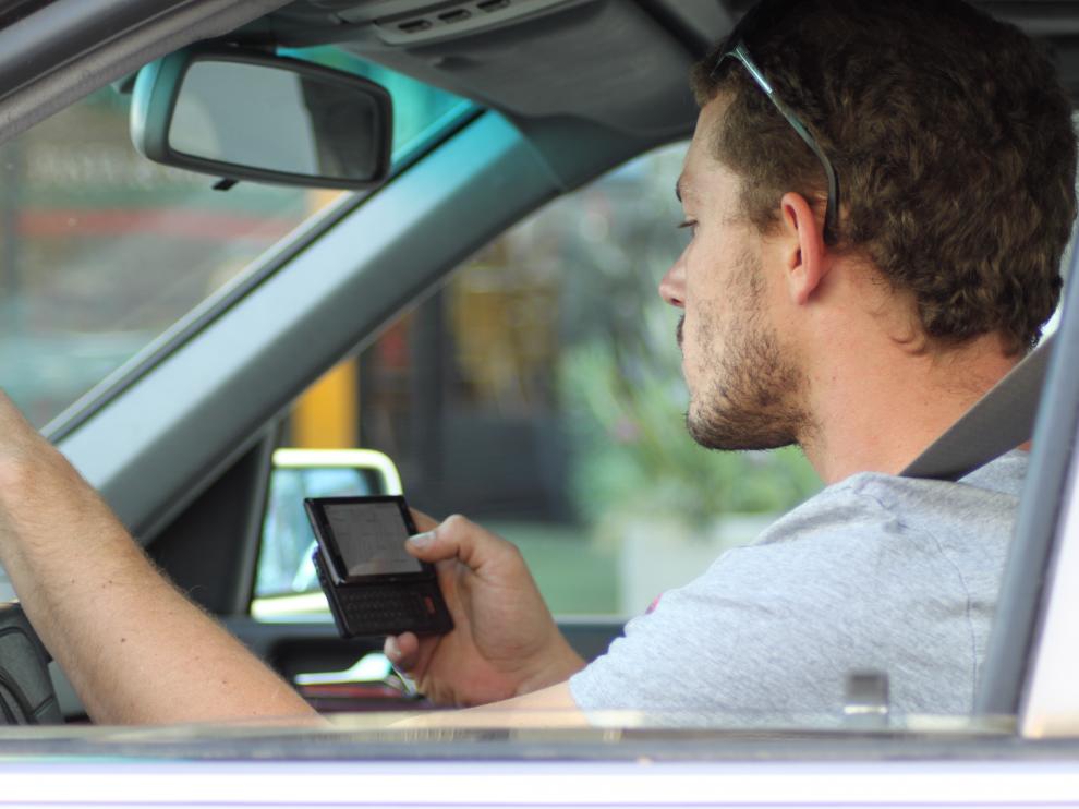 Utilizando el móvil al volante se puede perder mucho más que los puntos del carné de conducir