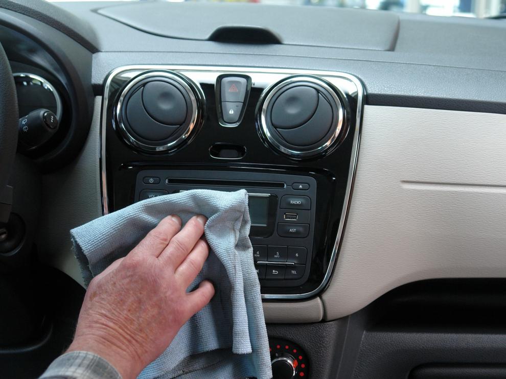 Los artículos caseros pueden ser un buen aliado para dejar tu coche resplandeciente.