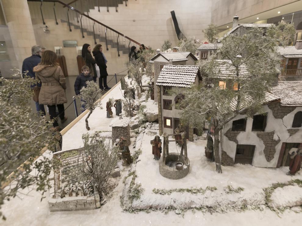 Un nevadísimo pueblo pirenaico protagoniza el belén de la Diputación de Huesca.