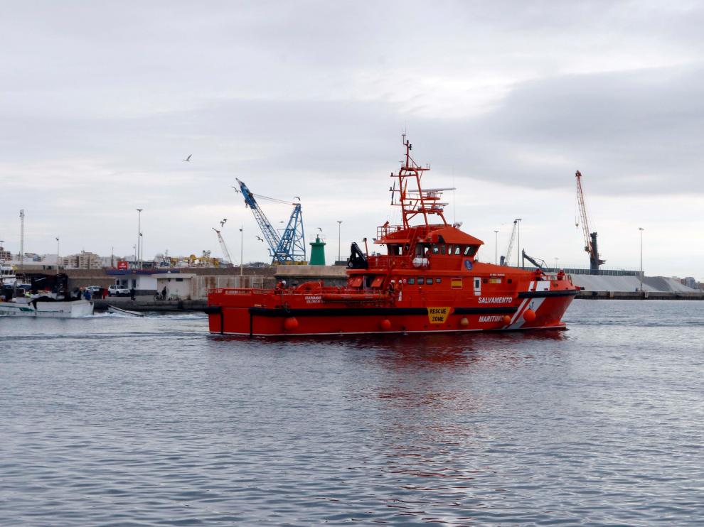 Las víctimas han sido trasladadas por Salvamento Marítimo al puerto de Almería.