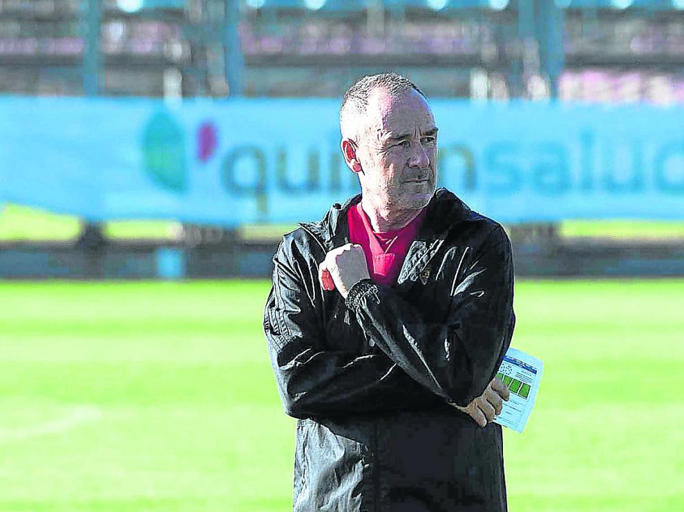 Víctor Fernández, atento al entrenamiento de ayer del Real Zaragoza.