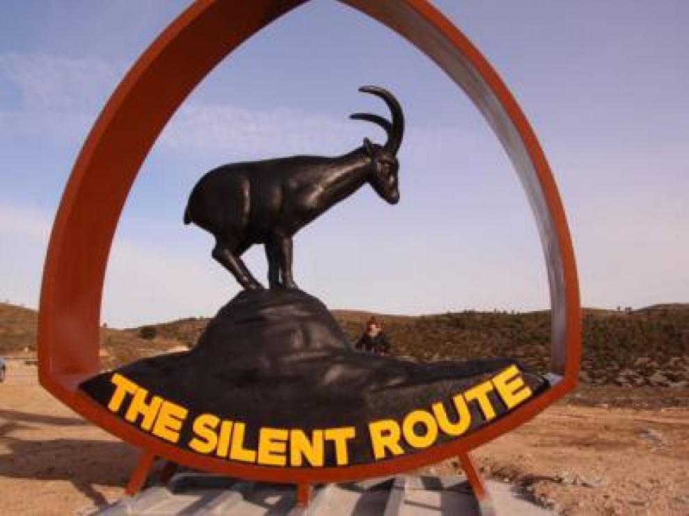 La cabra montesa de la Silent Route recibe a los conductores a su paso por Ejulve.