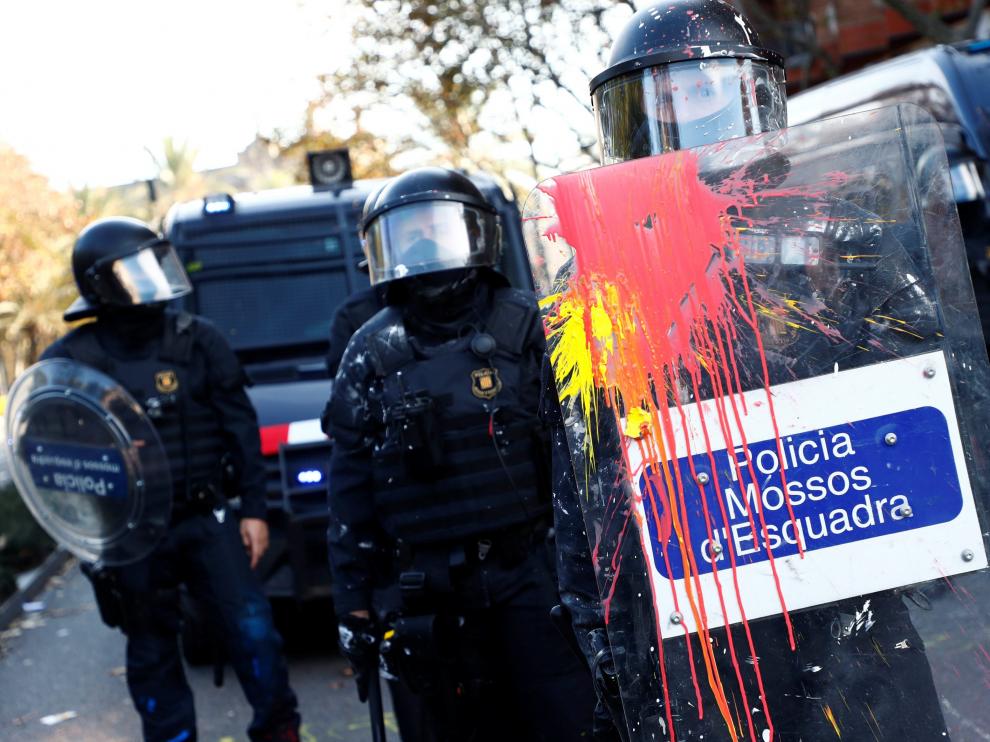 Los manifestantes han arrojado pintura a los Mossos.