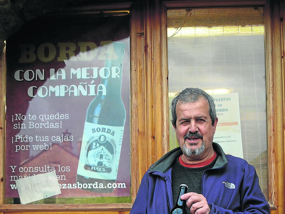 Felipe Esteban posa con la cerveza solidaria de este año.