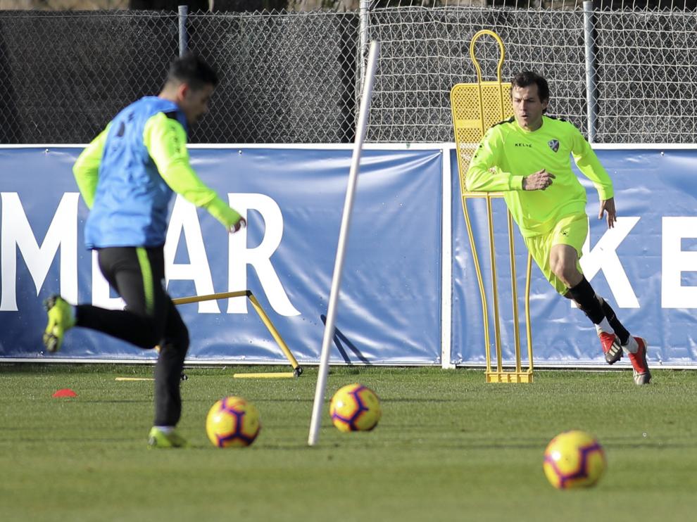Gürler golpea el balón, con Camacho al fondo, en un entrenamiento de esta semana.