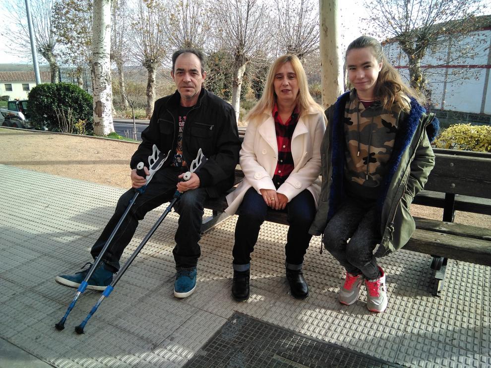 A la dcha, Aitana García, de 18 años, y sus padres en Tarazona, ciudad donde residen