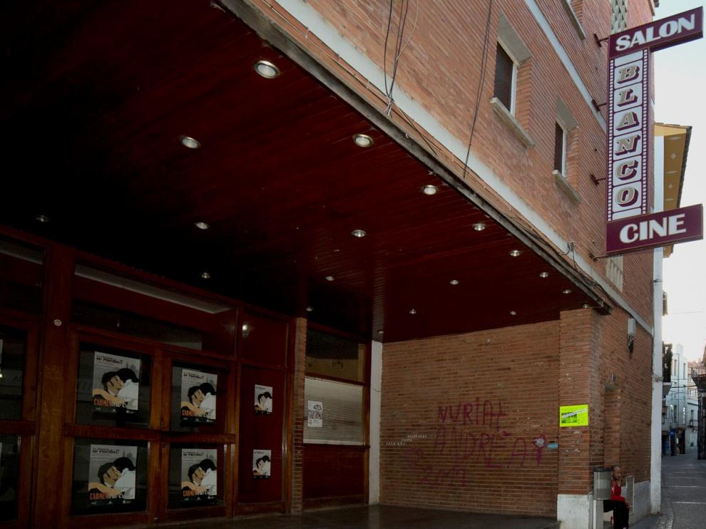Fachada exterior del cine Salón Blanco en La Almunia de Doña Godina