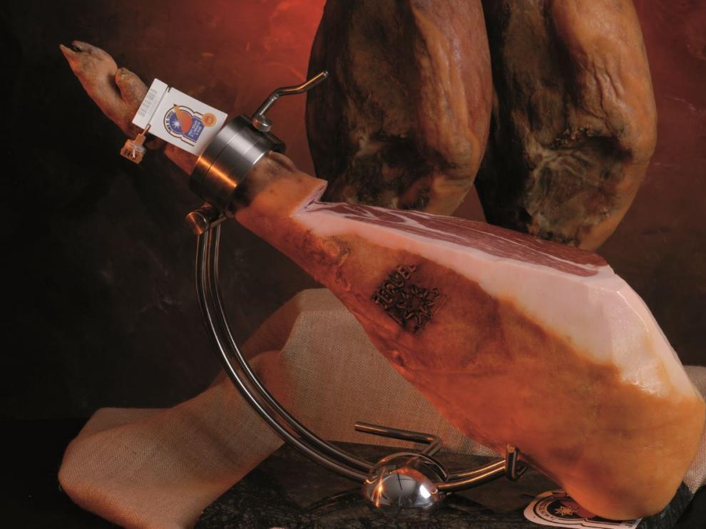 El Jamón de Teruel se caracteriza por el color rojo y aspecto brillante al corte.