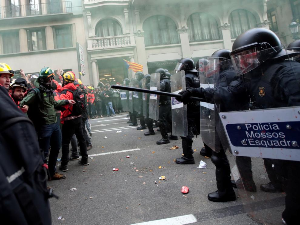 Los Mossos ante simpatizantes independentistas.