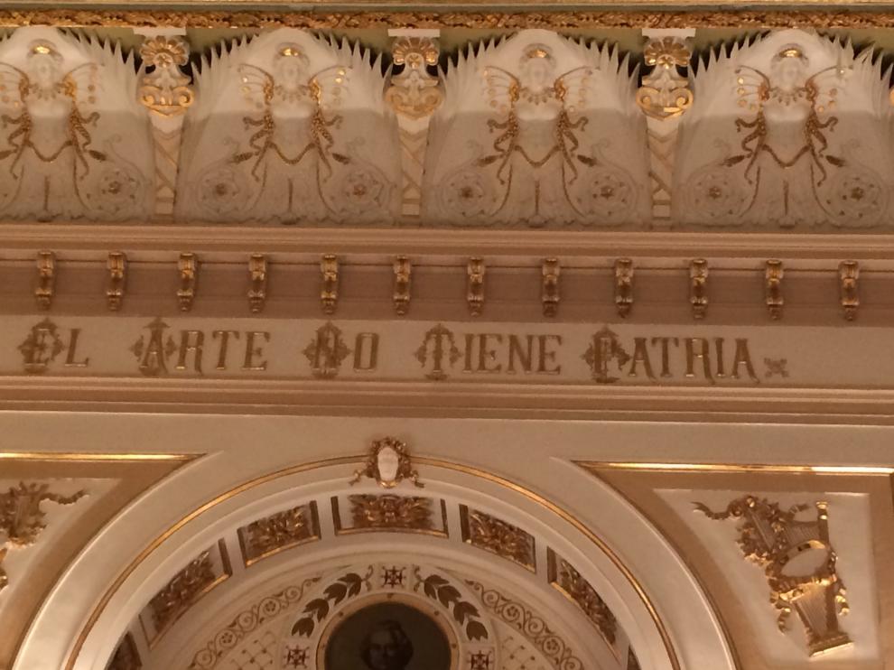 El lema 'El arte no tiene patria', inscrito en el Salón de los Espejos del Teatro del Liceo de Barcelona.