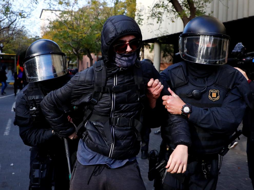 Una de las detenciones de los Mossos por las protestas del 21-D.