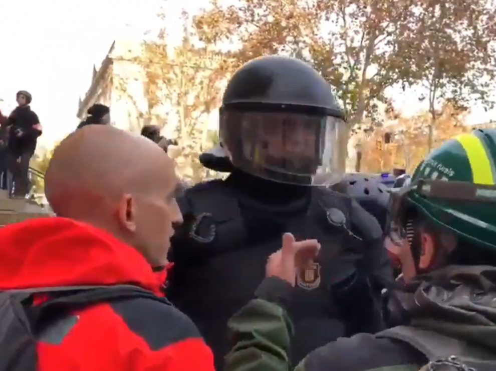El manifestante instaba al mosso a defender la República.