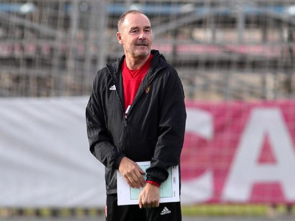 Víctor Fernández, con su carpeta de apuntes, en el entrenamiento de este viernes en la Ciudad Deportiva.