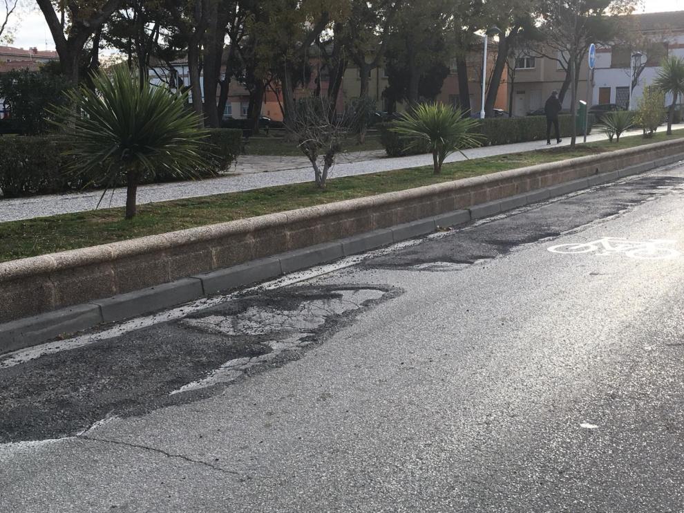 Asfalto en mal estado en la calle Pedro López de Luna, junto a Ciudad Jardín.