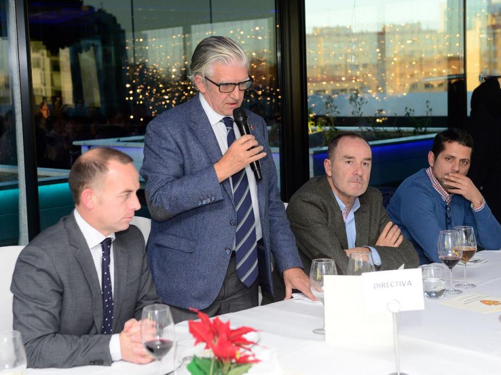 Fernando de Yarza Mompeón toma la palabra en la comida de Navidad del equipo, el pasado jueves. Junto a él, el presidente, Christian Lapetra; el entrenador, Víctor Fernández; y su ayudante, José Luis R. Loreto.